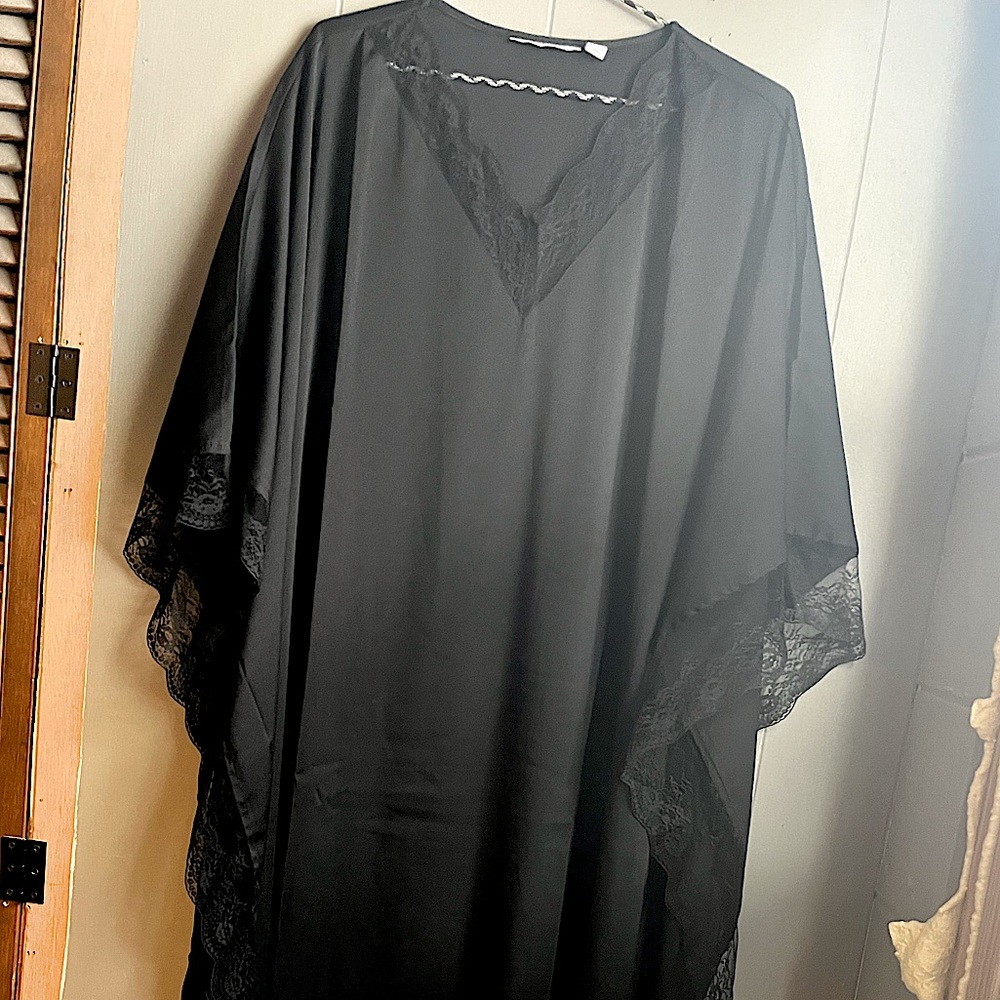 Joan Rivers black night gown